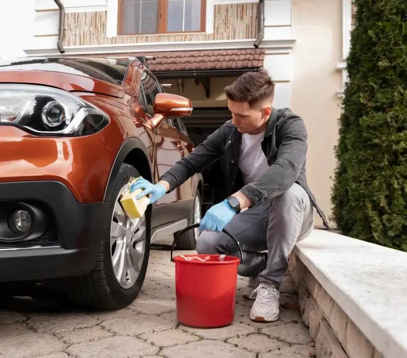 Lavage auto à domicile Montégut : professionnel intervenant sur un véhicule